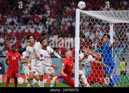 Doha, Qatar. 1st Dec, 2022. I giocatori si sfidano durante la partita di Gruppo F tra Canada e Marocco alla Coppa del mondo FIFA 2022 al Thumama Stadium di Doha, Qatar, il 1 dicembre 2022. Credit: Notizie dal vivo su Chen Cheng/Xinhua/Alamy Foto Stock