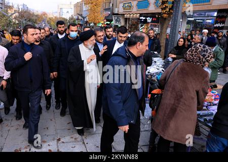 Sanandaj, Kurdistan, Iran. 1st Dec, 2022. Una foto resa disponibile dall'ufficio presidenziale mostra, il presidente iraniano EBRAHIM RAISI assiste al Bazaar di Sanandaj (mercato) per visitare persone e negozianti a Sanandaj, la capitale della provincia del Kurdistan. (Credit Image: © Iranian Presidency via ZUMA Press Wire) Foto Stock