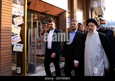 Sanandaj, Kurdistan, Iran. 1st Dec, 2022. Una foto resa disponibile dall'ufficio presidenziale mostra, il presidente iraniano EBRAHIM RAISI assiste al Bazaar di Sanandaj (mercato) per visitare persone e negozianti a Sanandaj, la capitale della provincia del Kurdistan. (Credit Image: © Iranian Presidency via ZUMA Press Wire) Foto Stock