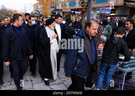 Sanandaj, Kurdistan, Iran. 1st Dec, 2022. Una foto resa disponibile dall'ufficio presidenziale mostra, il presidente iraniano EBRAHIM RAISI assiste al Bazaar di Sanandaj (mercato) per visitare persone e negozianti a Sanandaj, la capitale della provincia del Kurdistan. (Credit Image: © Iranian Presidency via ZUMA Press Wire) Foto Stock