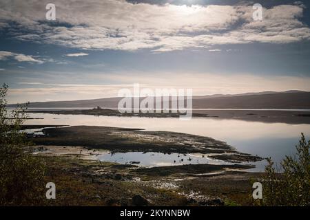 Una luminosa immagine autunnale HDR di Loch Shin con acqua più bassa del normale dalla A838 vicino al Ponte di Fiag, Sutherland centrale, Scozia.29 ottobre 2022 Foto Stock