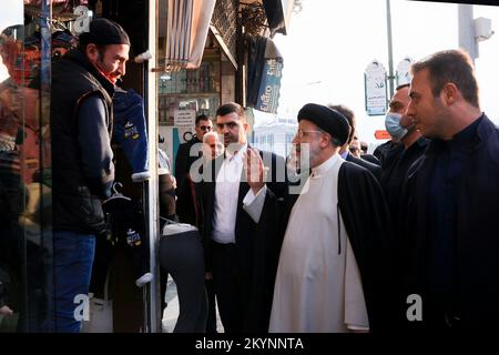 Sanandaj, Kurdistan, Iran. 1st Dec, 2022. Una foto resa disponibile dall'ufficio presidenziale mostra, il presidente iraniano EBRAHIM RAISI assiste al Bazaar di Sanandaj (mercato) per visitare persone e negozianti a Sanandaj, la capitale della provincia del Kurdistan. (Credit Image: © Iranian Presidency via ZUMA Press Wire) Foto Stock