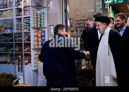 Sanandaj, Kurdistan, Iran. 1st Dec, 2022. Una foto resa disponibile dall'ufficio presidenziale mostra, il presidente iraniano EBRAHIM RAISI assiste al Bazaar di Sanandaj (mercato) per visitare persone e negozianti a Sanandaj, la capitale della provincia del Kurdistan. (Credit Image: © Iranian Presidency via ZUMA Press Wire) Foto Stock