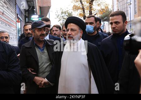 Sanandaj, Kurdistan, Iran. 1st Dec, 2022. Una foto resa disponibile dall'ufficio presidenziale mostra, il presidente iraniano EBRAHIM RAISI assiste al Bazaar di Sanandaj (mercato) per visitare persone e negozianti a Sanandaj, la capitale della provincia del Kurdistan. (Credit Image: © Iranian Presidency via ZUMA Press Wire) Foto Stock