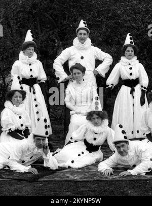 Pierrot clown in costume intero. Inghilterra, Regno Unito 1905 Foto Stock