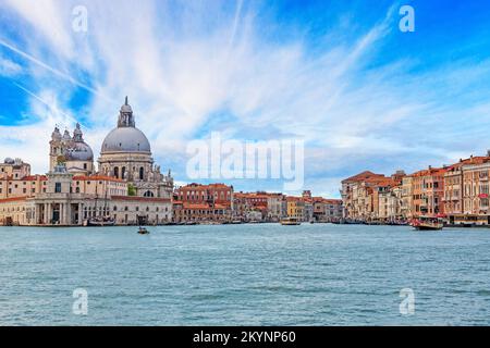 Vista panoramica di Venezia dalla laguna con uscita Basilica Santa Maria della Salute e canale Grande Foto Stock