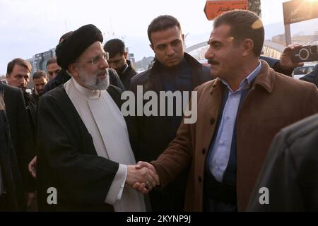 Sanandaj, Kurdistan, Iran. 1st Dec, 2022. Una foto resa disponibile dall'ufficio presidenziale mostra, il presidente iraniano EBRAHIM RAISI assiste al Bazaar di Sanandaj (mercato) per visitare persone e negozianti a Sanandaj, la capitale della provincia del Kurdistan. (Credit Image: © Iranian Presidency via ZUMA Press Wire) Foto Stock