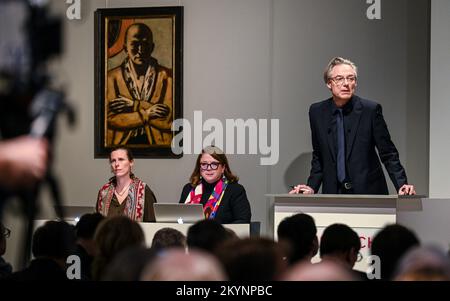 Berlino, Germania. 01st Dec, 2022. Markus Krause conduce l'asta del dipinto 'Autoritratto giallo-rosa' di Max Beckmann presso la casa d'aste Villa Grisebach. Il lavoro ha raggiunto il prezzo record di 20 milioni di euro. Credit: Britten/dpa/Alamy Live News Foto Stock