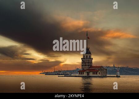 La torre maiusca (Kiz Kulesi) a Istanbul la sera con il cielo tramonto. Stretto di Bosforo. Foto Stock