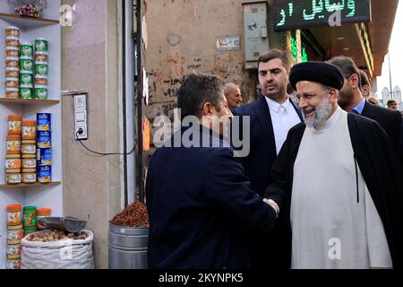 Sanandaj, Kurdistan, Iran. 1st Dec, 2022. Una foto resa disponibile dall'ufficio presidenziale mostra, il presidente iraniano EBRAHIM RAISI assiste al Bazaar di Sanandaj (mercato) per visitare persone e negozianti a Sanandaj, la capitale della provincia del Kurdistan. (Credit Image: © Iranian Presidency via ZUMA Press Wire) Foto Stock