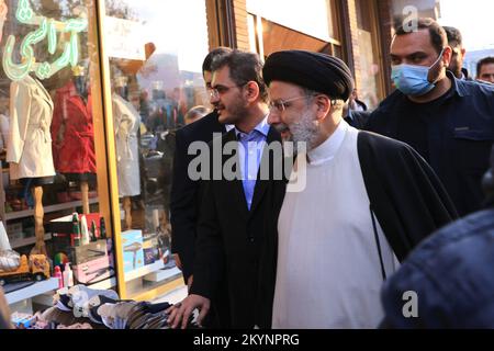 Sanandaj, Kurdistan, Iran. 1st Dec, 2022. Una foto resa disponibile dall'ufficio presidenziale mostra, il presidente iraniano EBRAHIM RAISI assiste al Bazaar di Sanandaj (mercato) per visitare persone e negozianti a Sanandaj, la capitale della provincia del Kurdistan. (Credit Image: © Iranian Presidency via ZUMA Press Wire) Foto Stock