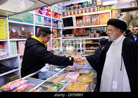 Sanandaj, Kurdistan, Iran. 1st Dec, 2022. Una foto resa disponibile dall'ufficio presidenziale mostra, il presidente iraniano EBRAHIM RAISI assiste al Bazaar di Sanandaj (mercato) per visitare persone e negozianti a Sanandaj, la capitale della provincia del Kurdistan. (Credit Image: © Iranian Presidency via ZUMA Press Wire) Foto Stock