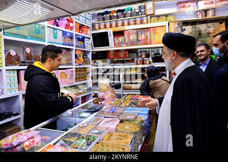 Sanandaj, Kurdistan, Iran. 1st Dec, 2022. Una foto resa disponibile dall'ufficio presidenziale mostra, il presidente iraniano EBRAHIM RAISI assiste al Bazaar di Sanandaj (mercato) per visitare persone e negozianti a Sanandaj, la capitale della provincia del Kurdistan. (Credit Image: © Iranian Presidency via ZUMA Press Wire) Foto Stock