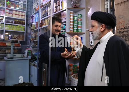 Sanandaj, Kurdistan, Iran. 1st Dec, 2022. Una foto resa disponibile dall'ufficio presidenziale mostra, il presidente iraniano EBRAHIM RAISI assiste al Bazaar di Sanandaj (mercato) per visitare persone e negozianti a Sanandaj, la capitale della provincia del Kurdistan. (Credit Image: © Iranian Presidency via ZUMA Press Wire) Foto Stock