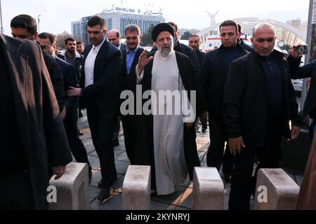 Sanandaj, Kurdistan, Iran. 1st Dec, 2022. Una foto resa disponibile dall'ufficio presidenziale mostra, il presidente iraniano EBRAHIM RAISI assiste al Bazaar di Sanandaj (mercato) per visitare persone e negozianti a Sanandaj, la capitale della provincia del Kurdistan. (Credit Image: © Iranian Presidency via ZUMA Press Wire) Foto Stock