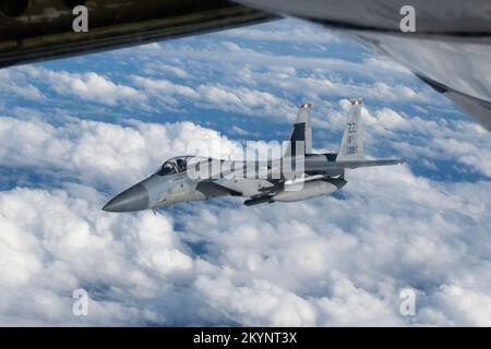 Oceano Pacifico, acque internazionali. 30th Nov 2022. Oceano Pacifico, acque internazionali. 30 Novembre 2022. NEGLI STATI UNITI Air Force F-15C Eagle Fighter Jet, assegnato alla 18th Fighter Wing, decolora dopo il rifornimento da un aereo Stratotanker KC-135 durante la missione di pattuglia, il 30 novembre 2022 sull'Oceano Pacifico. Credit: A1c Tylir Meyer/US Air Force/Alamy Live News Foto Stock