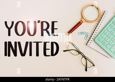 Segno che mostra che sei stato invitato. Business Overview vi preghiamo di unirvi a noi nella nostra celebrazione Benvenuti siate ospiti Foto Stock