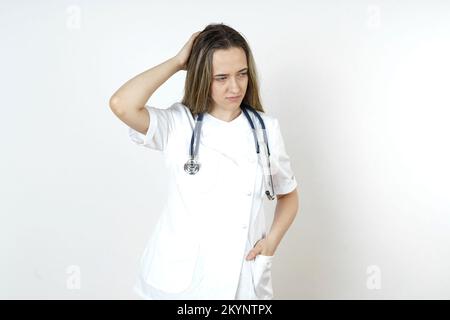 Medicina e concetto di salute. La dottoressa donna tiene la testa con la mano. Foto Stock