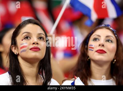 Al Khor, Qatar. 1st Dec, 2022. I fan reagiscono prima della partita di Gruppo e tra Costa Rica e Germania alla Coppa del mondo FIFA 2022 allo stadio al Bayt di al Khor, Qatar, il 1 dicembre 2022. Credit: Han Yan/Xinhua/Alamy Live News Foto Stock