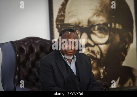 L'ex presidente sudafricano Kgalema Mollanthe all'ombra di un ritratto dell'icona della liberazione dell'ANC e leader esiliato durante l'apartheid Oliver Tambo Foto Stock