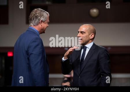 Il presidente della Commodity Futures Trading Commission, Rostin Behnam, a destra, è accolto dal senatore degli Stati Uniti Roger Marshall (repubblicano del Kansas) prima di una Commissione del Senato per l'agricoltura, l'alimentazione, E Forestry ascoltare per esaminare le lezioni apprese dal collasso della FTX, concentrandosi sul perché il Congresso ha bisogno di agire, nel Dirksen Senate Office Building a Washington, DC, giovedì 1 dicembre 2022. Credito: Rod Lamkey/CNP Foto Stock