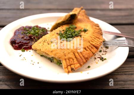 focaccia azzimo ai contadini con formaggio, servita con confettura di mirtilli Foto Stock