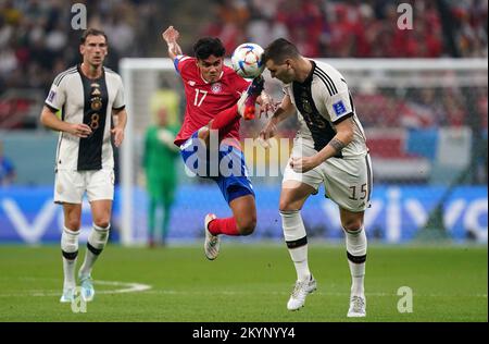 Eltsin Tejeda (centro) del Costa Rica e Niklas Suele in Germania combattono per la palla durante la partita di Coppa del mondo FIFA Group e allo stadio al Bayt di al Khor, Qatar. Data immagine: Giovedì 1 dicembre 2022. Foto Stock