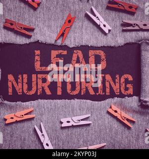 Scrittura manuale Lead Nurturing. Metodo di approccio aziendale per costruire un rapporto con i potenziali clienti Foto Stock