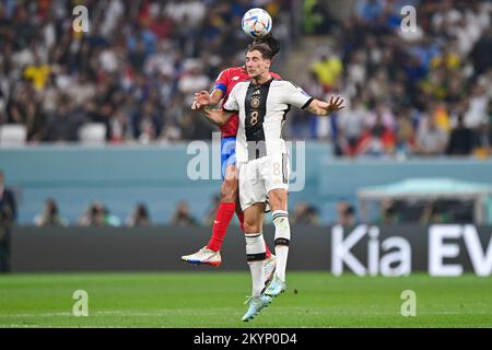 AL KHOR, QATAR - 1 DICEMBRE: Eltsin Tejeda del Costa Rica batte per la palla con Leon Goretzka di Germania durante il Gruppo e - Coppa del mondo FIFA Qatar 2022 partita tra Costa Rica e Germania allo Stadio al Bayt il 1 dicembre 2022 a al Khor, Qatar (Foto di Pablo Morano/BSR Agency) Foto Stock