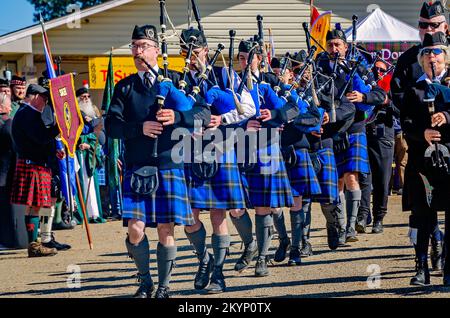 I pifferi scozzesi suonano le cornamuse mentre marciano nella sfilata dei tartan durante il Festival di musica celtica a Gulfport, Mississippi. Foto Stock