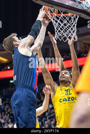 Berlino, Germania. 01st Dec, 2022. Pallacanestro: Eurolega, Alba Berlin - FC Barcelona, Main Round, Giornata 11, Mercedes-Benz Arena. Jan Vesely del FC Barcelona salta al basket contro Johannes Thiemann (r) di Alba. Credit: Andreas Gora/dpa/Alamy Live News Foto Stock