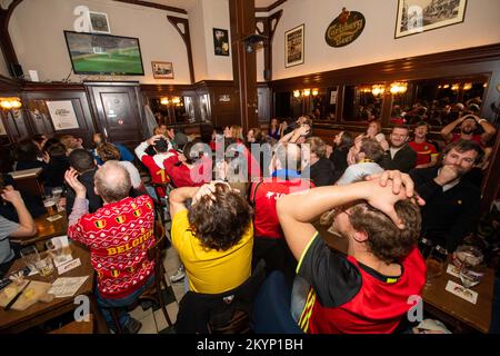 Bruxelles (Belgio), 01 dicembre 2022. L'immagine mostra i tifosi del Café Brasseurs di Bruxelles che reagiscono durante una partita di calcio tra la nazionale belga The Red Devils e la Croazia, nel Gruppo F della Coppa del mondo FIFA 2022, a Bruxelles, giovedì 01 dicembre 2022. FOTO DI BELGA JONAS ROOSENS Foto Stock