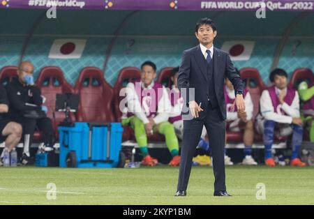 Doha, Qatar. 01st Dec, 2022. 01.12.2022, Doha, Pilka nozna, Mistrzostwa Swiata, Japonia - Hiszpania, N/z Trener Hajime Moriyasu (JPN), fot. Tomasz Jastrzebowski/Foto Olimpik/Sipa USA -- 01.12.2022, Doha, calcio, Coppa del mondo FIFA 2022, Giappone - Spagna, nella foto: Trener Hajime Moriyasu (JPN), FOT. Tomasz Jastrzebowski/Foto Olimpik/Sipa USA Credit: Sipa USA/Alamy Live News Foto Stock