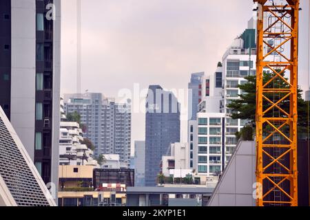 Gli alti edifici sono una caratteristica prominente dello skyline nel centro di Bangkok, Thailandia. Foto Stock