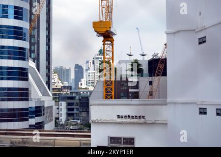 Gli alti edifici sono una caratteristica prominente dello skyline nel centro di Bangkok, Thailandia. Foto Stock