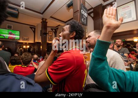 Bruxelles (Belgio), 01 dicembre 2022. L'immagine mostra i tifosi del Cafe Brasseurs di Bruxelles che reagiscono durante una partita di calcio tra la nazionale belga The Red Devils e la Croazia, nel Gruppo F della Coppa del mondo FIFA 2022, a Bruxelles, giovedì 01 dicembre 2022. FOTO DI BELGA JONAS ROOSENS Foto Stock