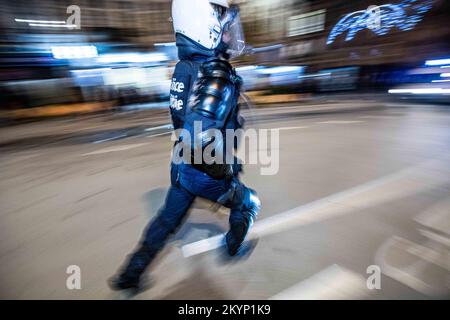 Bruxelles (Belgio), 01 dicembre 2022. L'immagine mostra la presenza della polizia dopo una partita di calcio tra la nazionale belga The Red Devils e la Croazia, nel Gruppo F della Coppa del mondo FIFA 2022, a Bruxelles, giovedì 01 dicembre 2022. FOTO DI BELGA JONAS ROOSENS Foto Stock