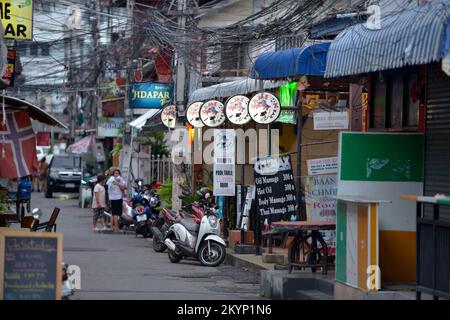 Il turismo sta lentamente tornando alla popolare destinazione balneare di Hua Hin, Thailandia dopo la pandemia di Covid-19. Foto Stock