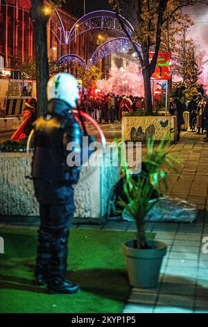 Bruxelles (Belgio), 01 dicembre 2022. L'immagine mostra la polizia antisommossa in guardia dopo una partita di calcio tra Canada e Marocco , nel Gruppo F della Coppa del mondo FIFA 2022, a Bruxelles, giovedì 01 dicembre 2022. FOTO DI BELGA JONAS ROOSENS Foto Stock