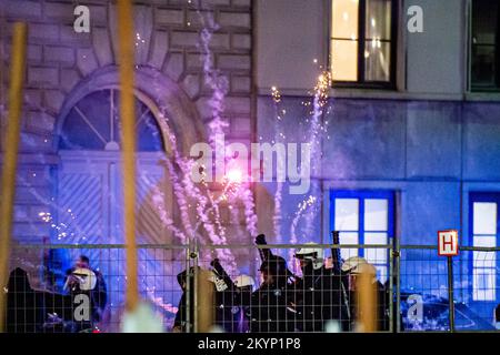 Bruxelles (Belgio), 01 dicembre 2022. L'immagine mostra che la polizia antisommossa viene colpita con fuochi d'artificio dopo una partita di calcio tra la nazionale belga The Red Devils e la Croazia, nel Gruppo F della Coppa del mondo FIFA 2022, a Bruxelles, giovedì 01 dicembre 2022. FOTO DI BELGA JONAS ROOSENS Foto Stock