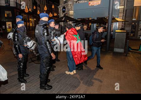 Bruxelles (Belgio), 01 dicembre 2022. L'immagine mostra la polizia antisommossa che parla con un giovane sostenitore marocchino dopo una partita di calcio tra Canada e Marocco , nel Gruppo F della Coppa del mondo FIFA 2022, a Bruxelles, giovedì 01 dicembre 2022. FOTO DI BELGA JONAS ROOSENS Foto Stock