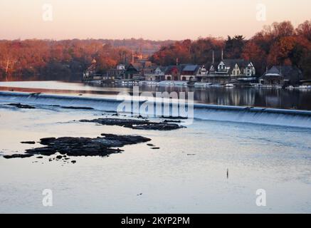 La Boathouse Row di Philadelphia sul fiume Schuylkill in autunno. Foto Stock