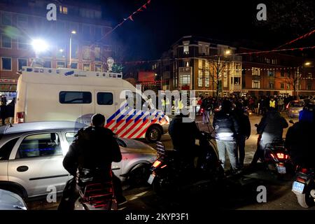 L'AIA - Un autobus di polizia tra i tifosi di calcio marocchini dopo la partita tra Marocco e Canada alla Coppa del mondo in Qatar. ANP ROBIN VAN LONKHUIJSEN olanda fuori - belgio fuori Foto Stock