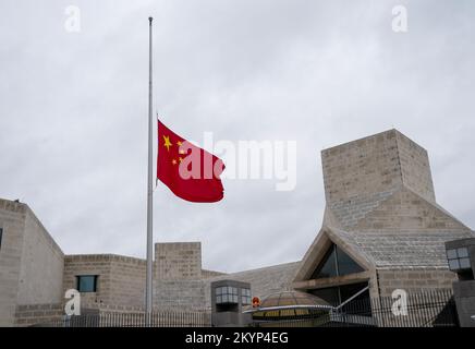 Pechino, Cina. 30th Nov 2022. Una bandiera nazionale cinese è volata a mezzo albero per piangere la morte del compagno Jiang Zemin presso l'ambasciata cinese negli Stati Uniti, 30 novembre 2022. Credit: Liu Jie/Xinhua/Alamy Live News Foto Stock