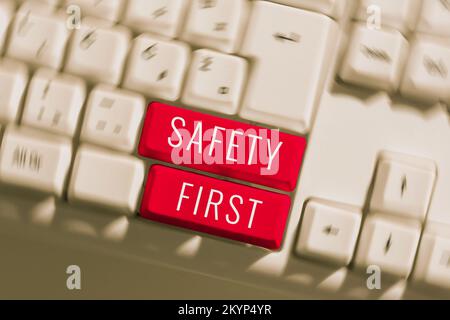 Cartello con prima la scritta sicurezza. Concetto che significa evitare qualsiasi rischio inutile vivere in sicurezza prestare attenzione Foto Stock