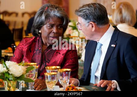 Washington, Stato di Vereinigte. 01st Dec, 2022. Ambasciatore degli Stati Uniti presso le Nazioni Unite Linda Thomas-Greenfield, a sinistra partecipa a un pranzo ospitato dal Segretario di Stato americano Antony Blinken in onore del presidente Emmanuel Macron e Brigitte Macron di Francia al Dipartimento di Stato di Washington, DC Giovedì 1 dicembre 2022 Credit: Leigh Vogel/Pool via CNP/dpa/Alamy Live News Foto Stock