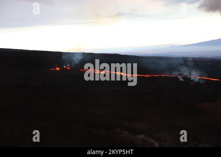 Mauna Loa, Hawaii, Stati Uniti. 30th Nov 2022. Immagine aerea della fessura 4 sulla Mauna Loa Northeast Rift zone che erutta la mattina del 30 novembre 2022. La fessura 4 è meno attiva della fessura 3, ma sta generando flussi di lava che si spostano verso nord-est e un piccolo lobo che si sposta verso est. Credit: USGS/ZUMA Press Wire Service/ZUMAPRESS.com/Alamy Live News Foto Stock