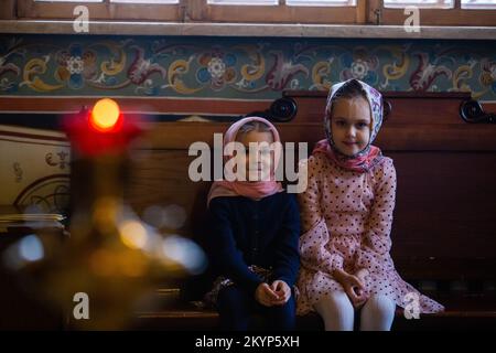 11-06-2022 Istra Russia Bambini durante le nozze della chiesa all'interno della chiesa ortodossa russa. Ora durante la guerra (guerra russo-Ucraina) del dittatore russo messo Foto Stock