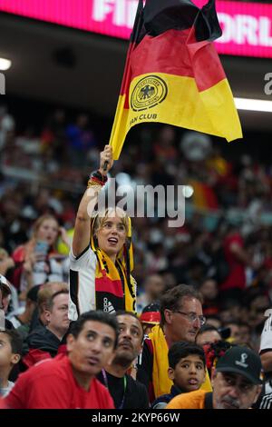 Doha, al Khor, Qatar, Qatar. 1st Dec, 2022. AL KHOR, QATAR - 1 DICEMBRE: Tifosi della Germania con bandiere durante la Coppa del mondo FIFA Qatar 2022 gruppo e partita tra Costa Rica e Germania al Bayt Stadium il 1 dicembre 2022 a Doha, Qatar. (Credit Image: © Florencia Tan Jun/PX Imagens via ZUMA Press Wire) Foto Stock