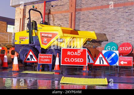 Un autocarro con cassone ribaltabile da 9 tonnellate e cartelli stradali presso un deposito di noleggio di impianti a Leeds Foto Stock